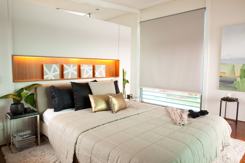 Mittelgroßes Modernes Schlafzimmer mit braunem Holzboden und weißer Wandfarbe in Perth