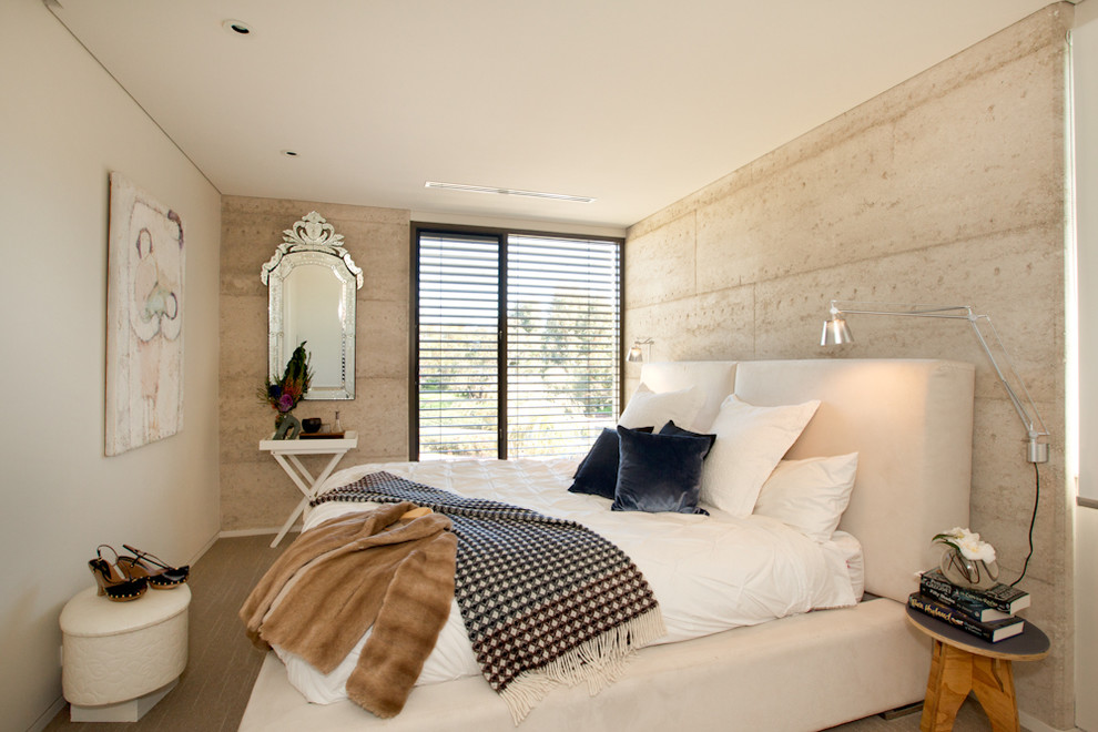 На фото: спальня среднего размера в современном стиле с бежевыми стенами и ковровым покрытием