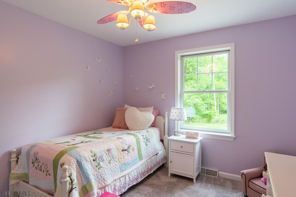 Mittelgroßes Klassisches Schlafzimmer ohne Kamin mit lila Wandfarbe und Teppichboden in Sonstige