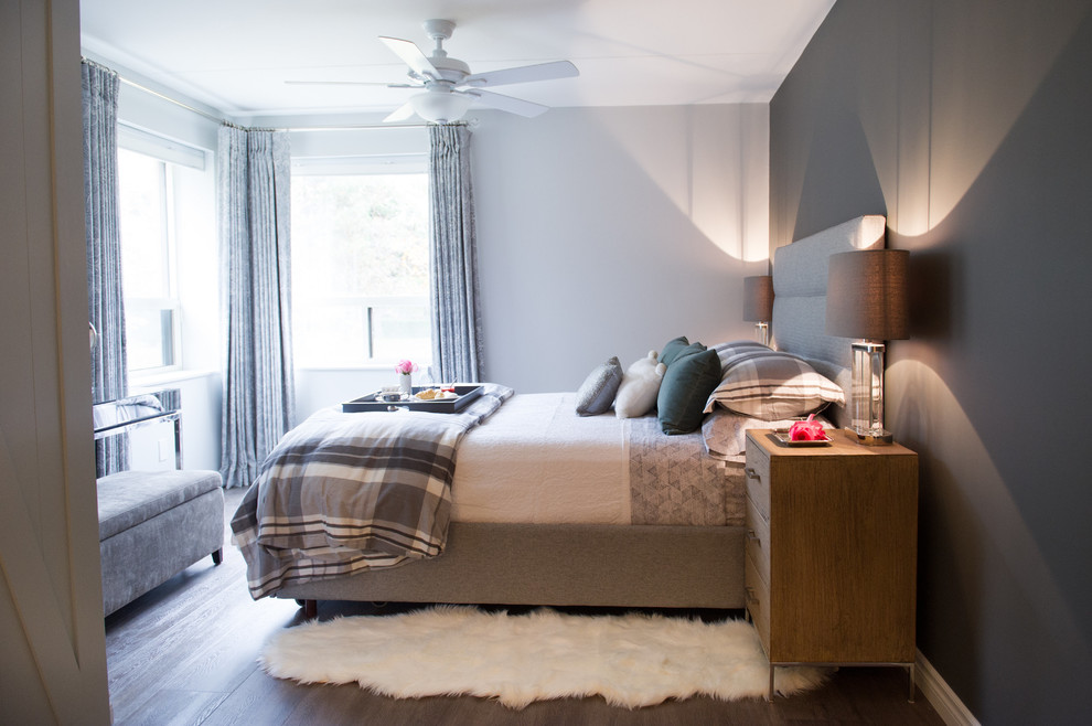 Imagen de dormitorio principal clásico renovado pequeño sin chimenea con paredes grises y suelo vinílico