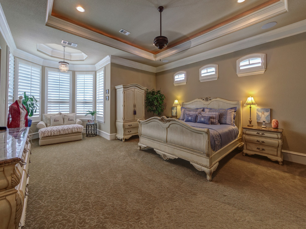 Imagen de dormitorio principal clásico renovado extra grande sin chimenea con paredes marrones, moqueta y suelo marrón