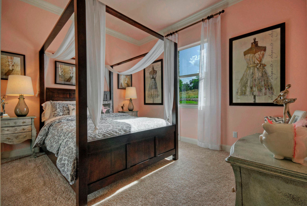 Immagine di una camera da letto minimal di medie dimensioni con pareti rosa, moquette e nessun camino