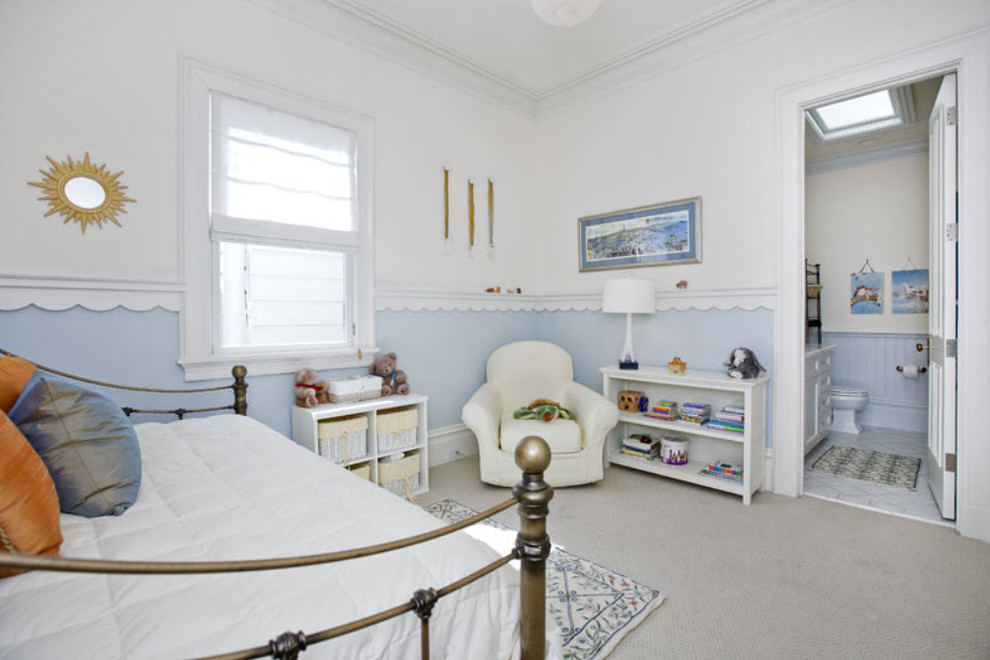 Foto di una camera degli ospiti contemporanea di medie dimensioni con pareti blu e moquette