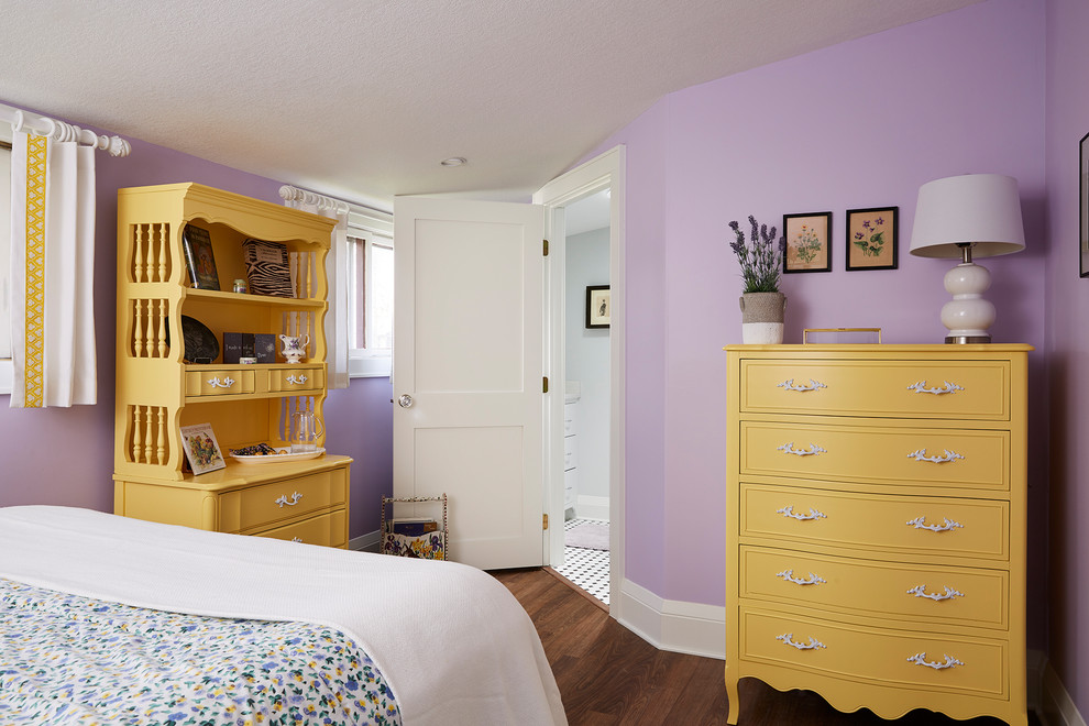 На фото: гостевая спальня среднего размера, (комната для гостей) в морском стиле с фиолетовыми стенами, паркетным полом среднего тона и коричневым полом без камина с