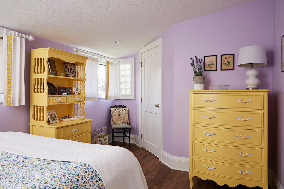 Источник вдохновения для домашнего уюта: гостевая спальня среднего размера, (комната для гостей) в морском стиле с фиолетовыми стенами, паркетным полом среднего тона и коричневым полом без камина