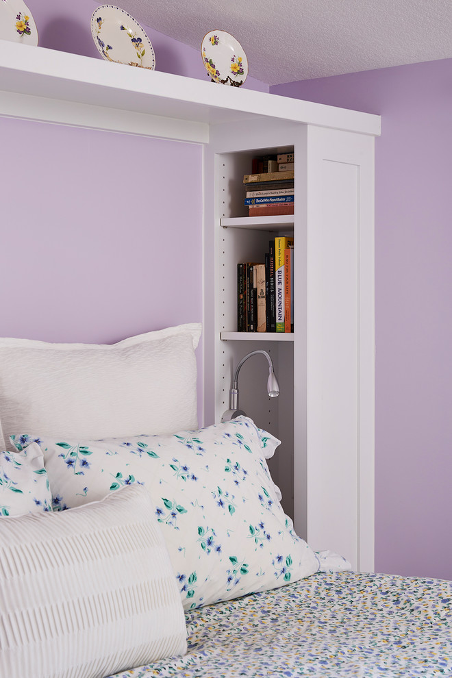 Свежая идея для дизайна: гостевая спальня среднего размера, (комната для гостей) в морском стиле с фиолетовыми стенами, паркетным полом среднего тона и коричневым полом без камина - отличное фото интерьера