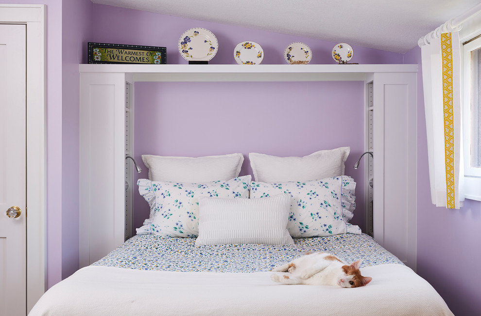 На фото: гостевая спальня среднего размера, (комната для гостей) в морском стиле с фиолетовыми стенами, паркетным полом среднего тона и коричневым полом без камина с