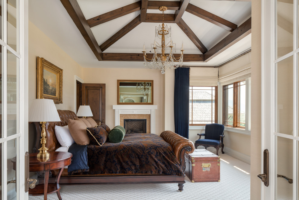 Пример оригинального дизайна: спальня в классическом стиле с бежевыми стенами, ковровым покрытием, стандартным камином и белым полом