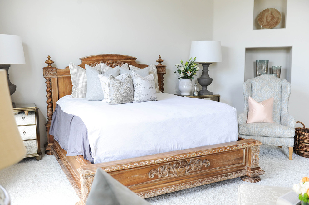 フェニックスにある広いトラディショナルスタイルのおしゃれな主寝室 (白い壁、カーペット敷き、白い床) のレイアウト