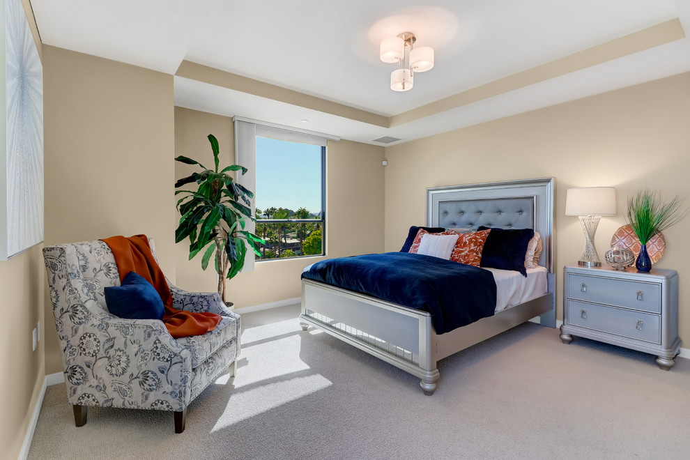 На фото: хозяйская спальня среднего размера в стиле неоклассика (современная классика) с бежевыми стенами, ковровым покрытием и серым полом с