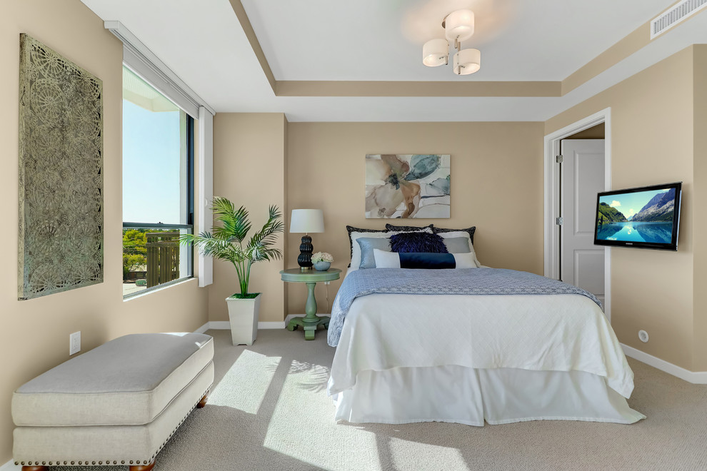 フェニックスにある中くらいなトランジショナルスタイルのおしゃれな客用寝室 (ベージュの壁、カーペット敷き、グレーの床) のレイアウト