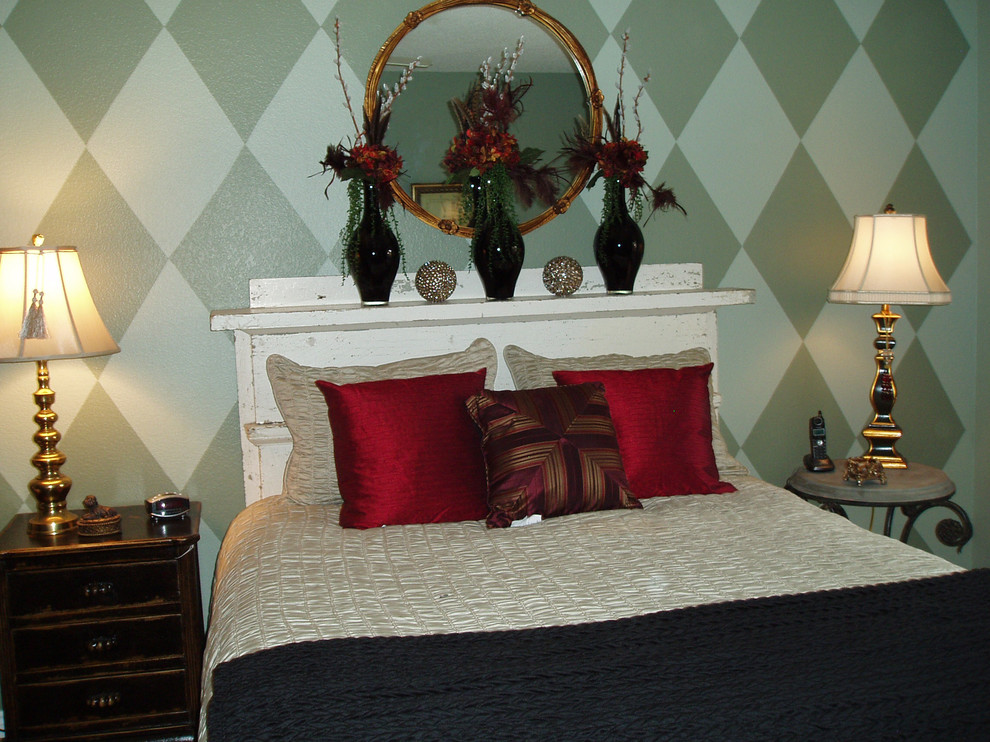 Foto de dormitorio principal bohemio de tamaño medio con paredes verdes y suelo de madera en tonos medios