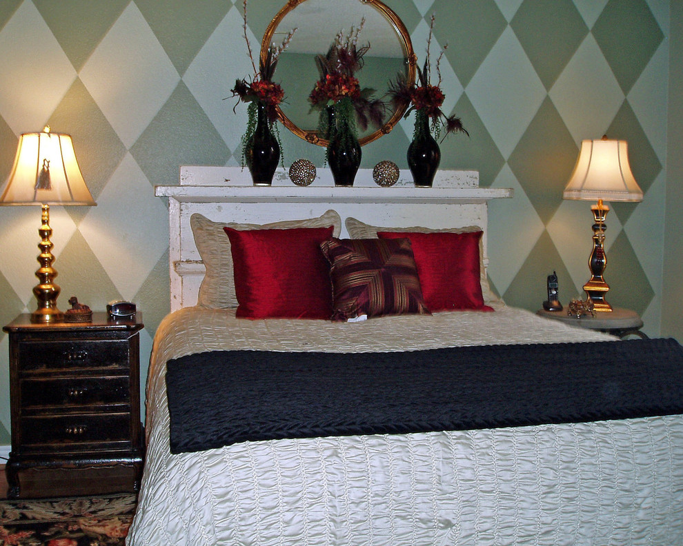 Ejemplo de dormitorio principal ecléctico de tamaño medio con paredes verdes