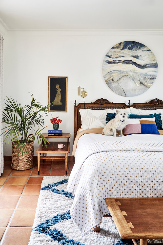 Источник вдохновения для домашнего уюта: большая спальня в стиле фьюжн с белыми стенами, полом из терракотовой плитки и оранжевым полом без камина