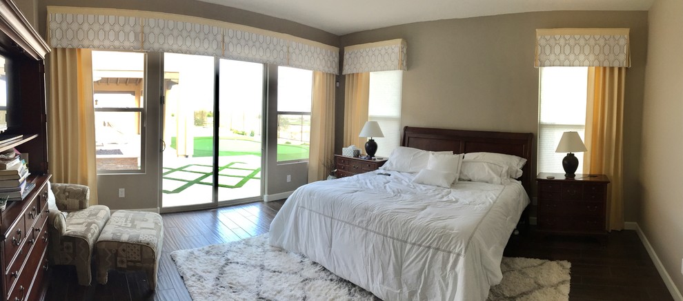 Example of a minimalist bedroom design in Phoenix