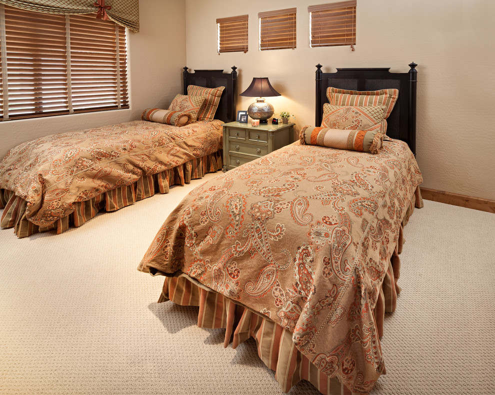 フェニックスにある中くらいな地中海スタイルのおしゃれな客用寝室 (ベージュの壁、カーペット敷き、暖炉なし) のレイアウト