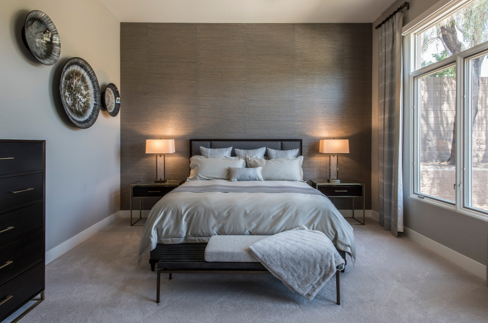 Mittelgroßes Modernes Hauptschlafzimmer mit grauer Wandfarbe, Teppichboden und Tapetenwänden in Phoenix