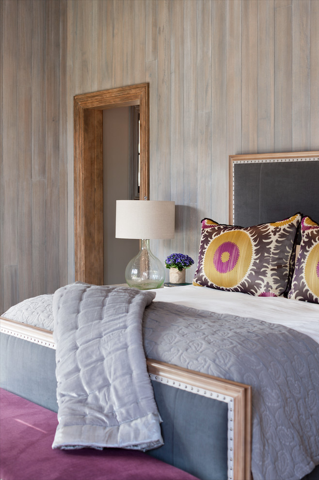 На фото: гостевая спальня среднего размера, (комната для гостей) в стиле кантри с коричневыми стенами с