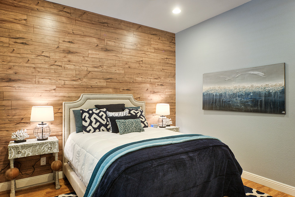 Idee per una camera da letto minimal con pareti grigie e pavimento in legno massello medio