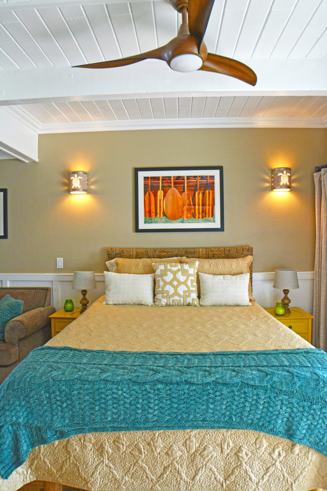 ハワイにある小さなトロピカルスタイルのおしゃれな主寝室 (ベージュの壁、暖炉なし) のインテリア