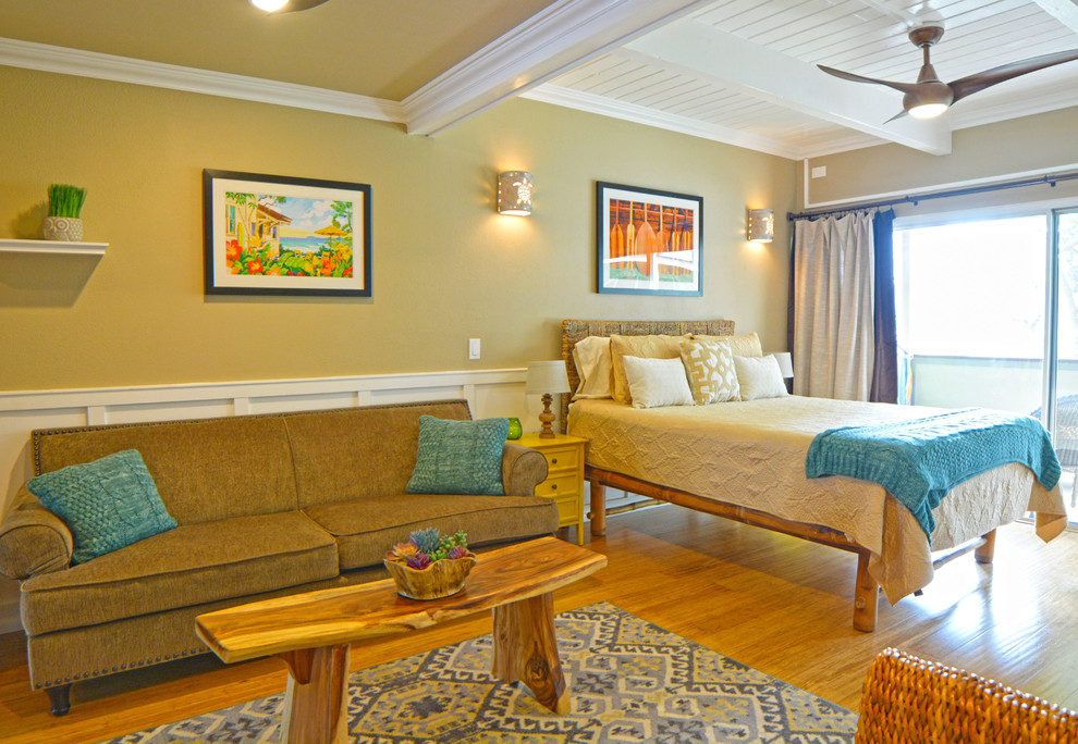 На фото: маленькая хозяйская спальня в стиле кантри с бежевыми стенами и полом из бамбука для на участке и в саду с