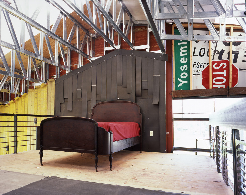 Idee per un'In mansarda camera da letto industriale con parquet chiaro
