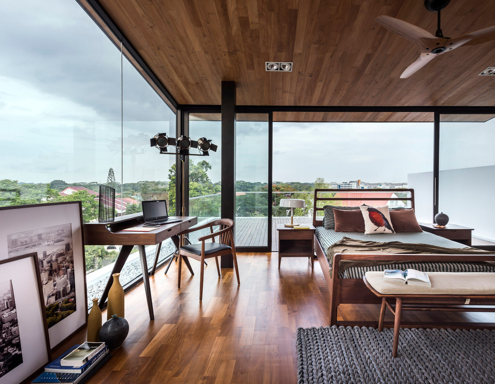 Modernes Hauptschlafzimmer mit braunem Holzboden in Singapur