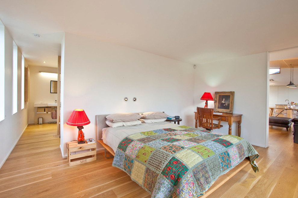 Eklektisches Schlafzimmer ohne Kamin mit weißer Wandfarbe und braunem Holzboden in Hamilton