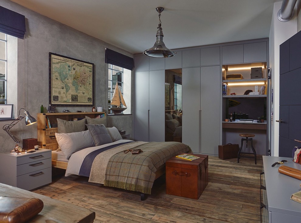 Пример оригинального дизайна: большая хозяйская спальня в стиле рустика с серыми стенами, паркетным полом среднего тона и коричневым полом без камина