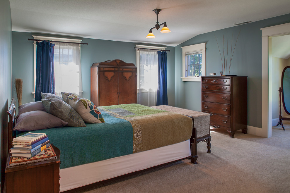 Ejemplo de dormitorio principal de estilo americano grande con paredes azules y moqueta