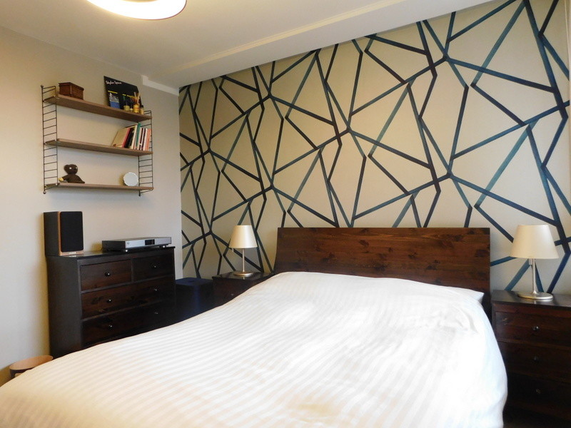 Kleines Modernes Hauptschlafzimmer ohne Kamin mit beiger Wandfarbe und Teppichboden in London