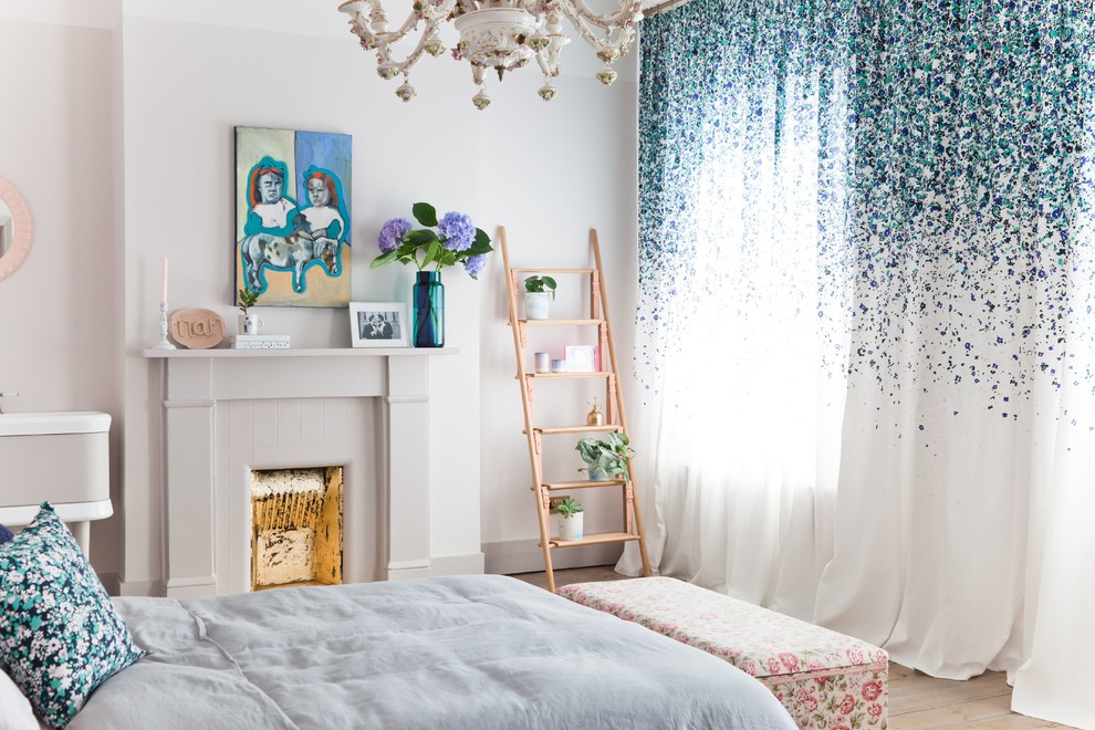 Источник вдохновения для домашнего уюта: спальня в стиле шебби-шик с белыми стенами, светлым паркетным полом, стандартным камином, бежевым полом и синими шторами