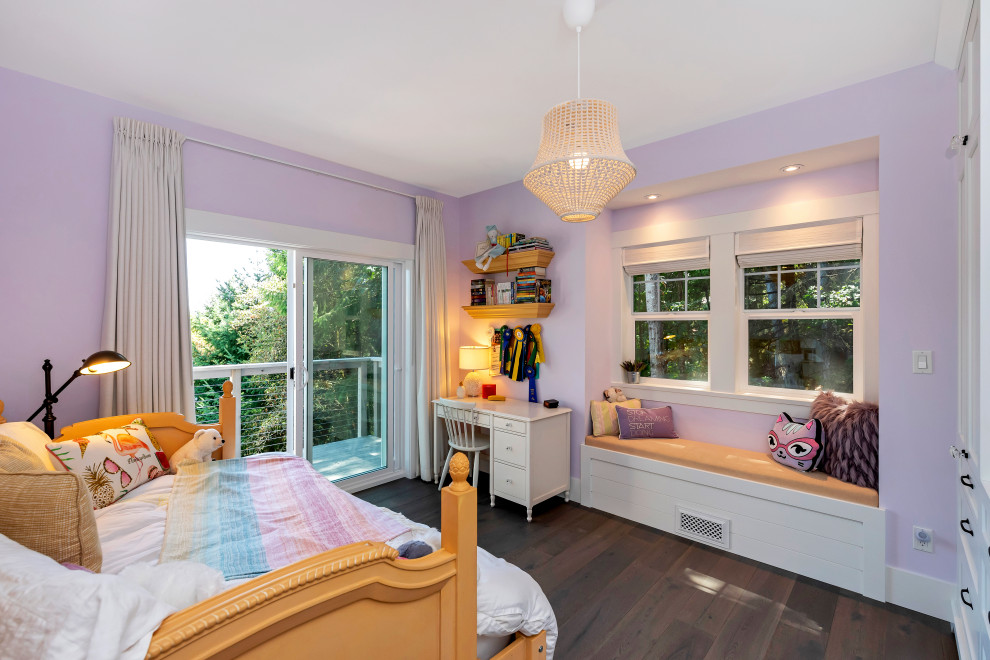 Foto de habitación de invitados de estilo de casa de campo de tamaño medio con paredes púrpuras, suelo marrón y suelo de madera en tonos medios