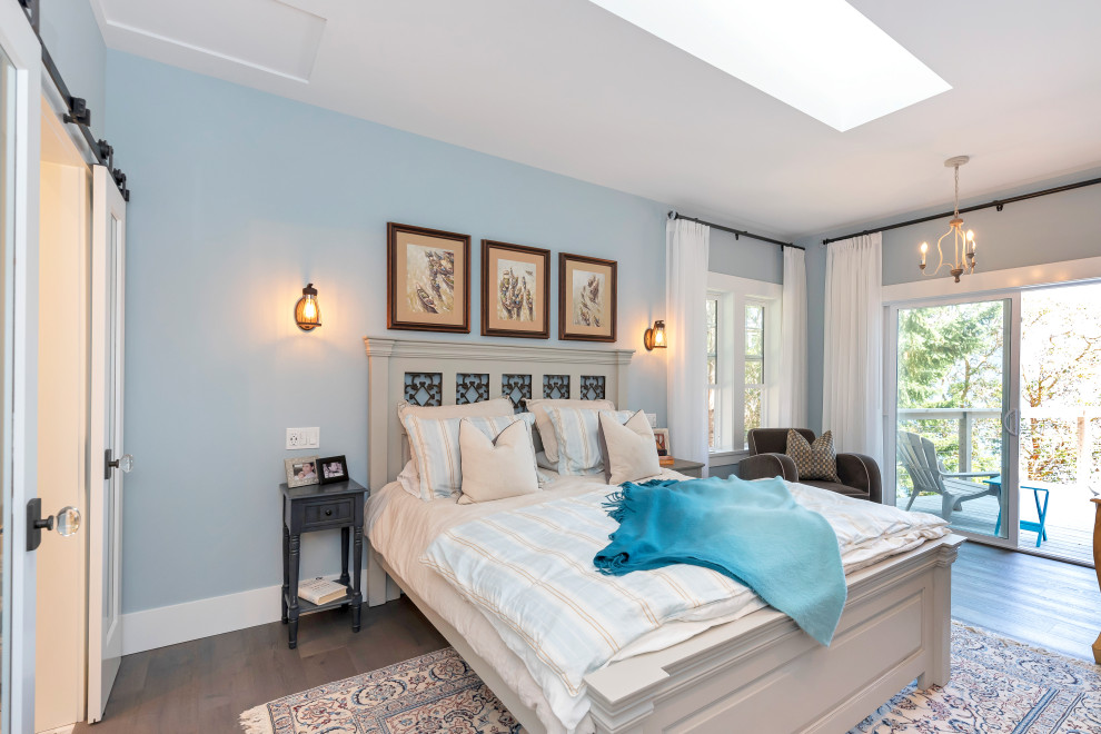 Пример оригинального дизайна: хозяйская спальня среднего размера в стиле кантри с синими стенами, паркетным полом среднего тона и коричневым полом без камина