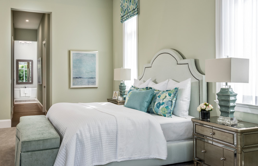Foto di una camera da letto stile marino con pareti verdi