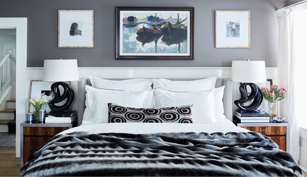Immagine di una camera da letto shabby-chic style con pareti marroni e parquet chiaro
