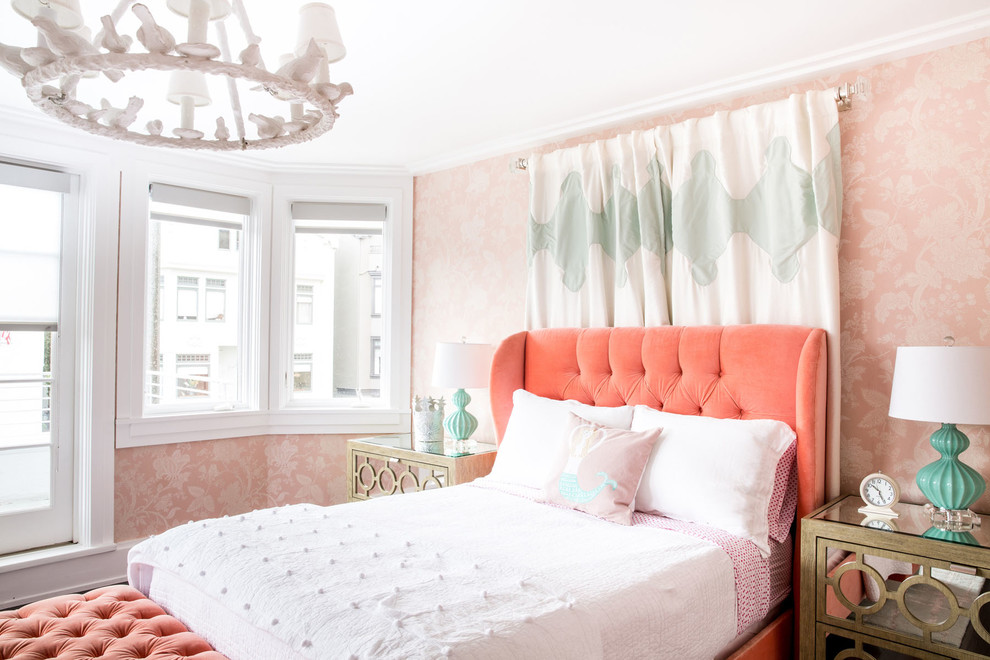 Источник вдохновения для домашнего уюта: большая гостевая спальня (комната для гостей) в морском стиле с розовыми стенами