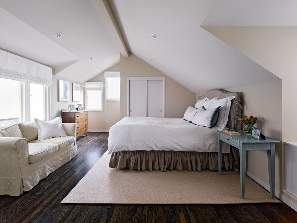 Imagen de dormitorio principal contemporáneo con paredes beige, suelo de madera oscura y techo inclinado
