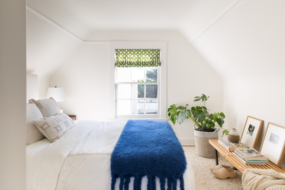 Источник вдохновения для домашнего уюта: гостевая спальня (комната для гостей) в современном стиле с белыми стенами, светлым паркетным полом и бежевым полом