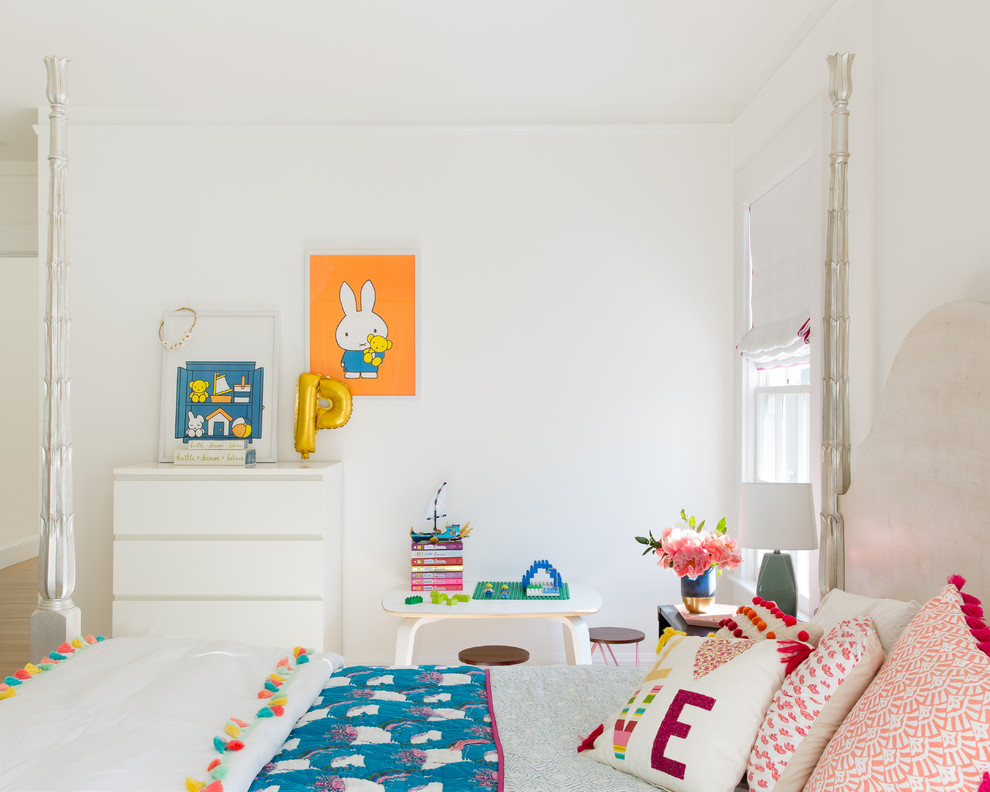Ejemplo de habitación de invitados contemporánea pequeña con paredes blancas, suelo de madera clara y suelo beige