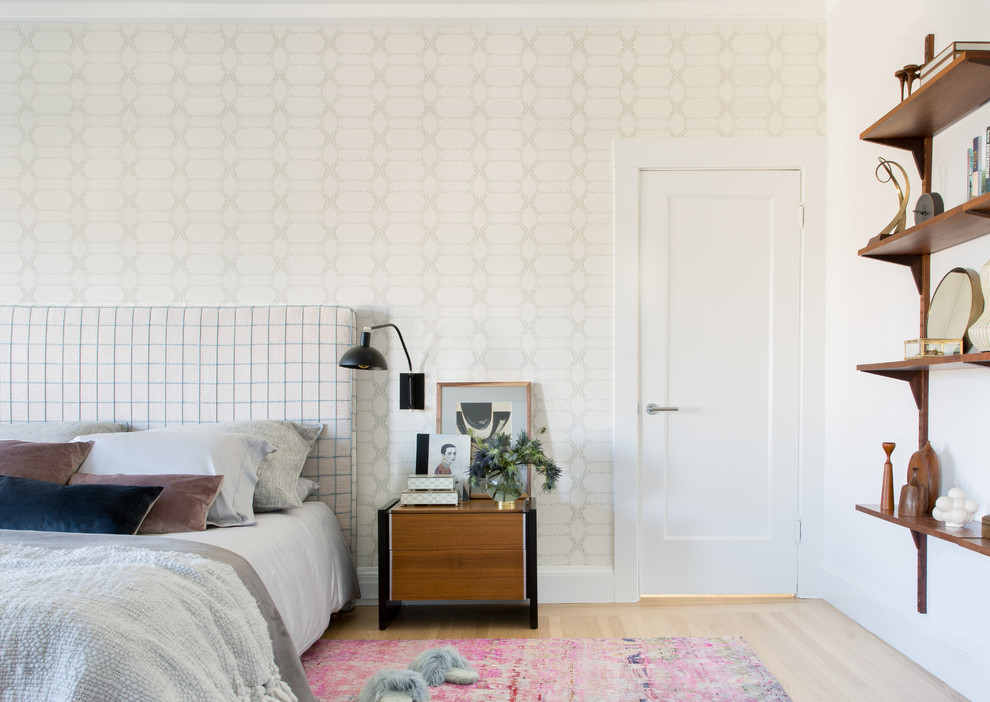 Ejemplo de dormitorio principal actual grande con paredes beige, suelo de madera clara y suelo beige