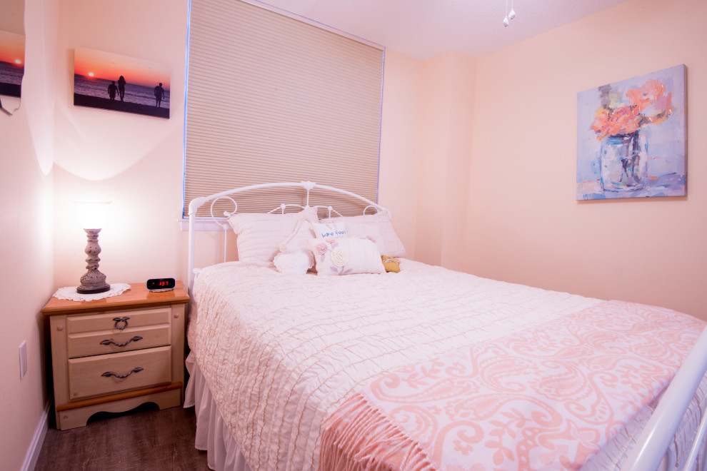 На фото: гостевая спальня среднего размера, (комната для гостей) в морском стиле с полом из ламината