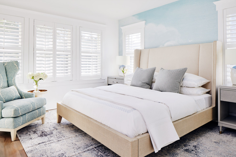 Ejemplo de habitación de invitados costera de tamaño medio con paredes blancas, suelo marrón, papel pintado y suelo de madera en tonos medios