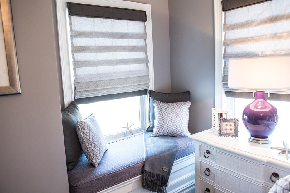 На фото: гостевая спальня среднего размера, (комната для гостей) в стиле неоклассика (современная классика) с фиолетовыми стенами, темным паркетным полом и коричневым полом с