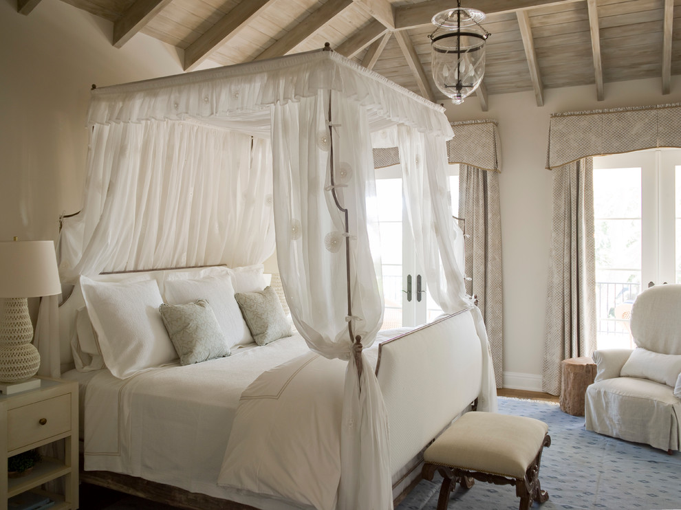 Großes Landhaus Hauptschlafzimmer mit weißer Wandfarbe und hellem Holzboden in Jacksonville