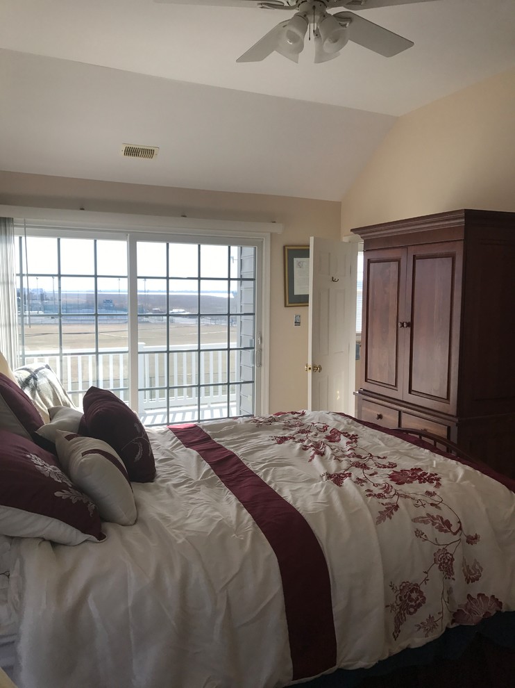 На фото: хозяйская спальня в морском стиле с бежевыми стенами и ковровым покрытием