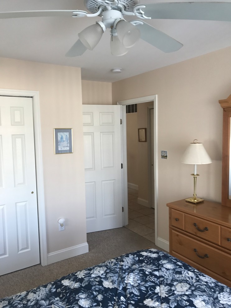 Immagine di una camera degli ospiti stile marino con pareti beige e moquette