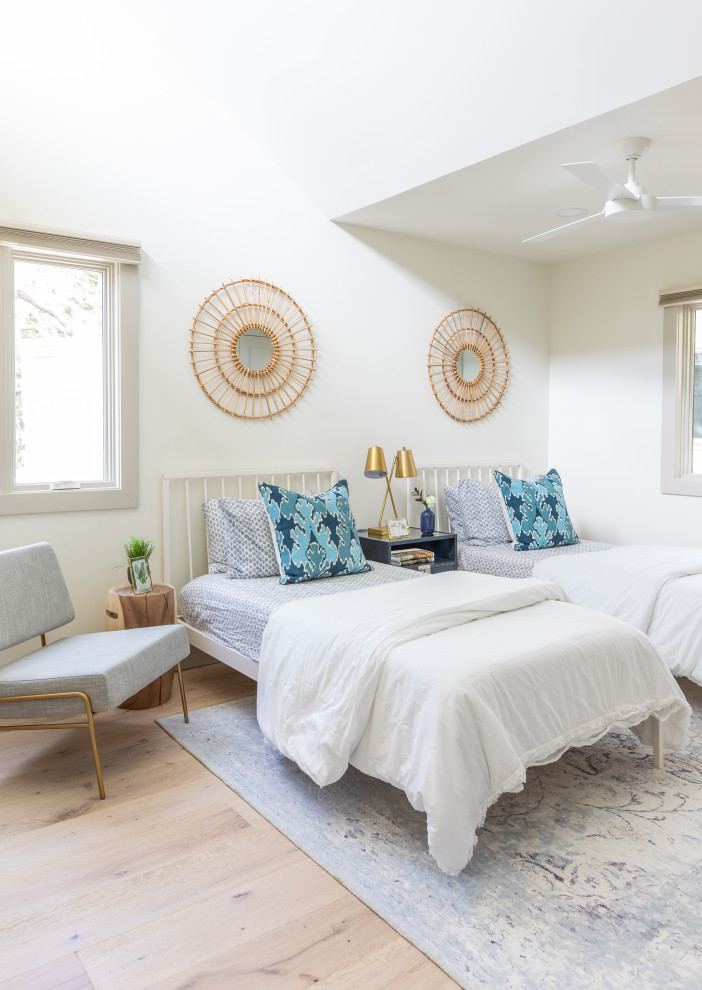ジャクソンビルにあるビーチスタイルのおしゃれな寝室 (白い壁、淡色無垢フローリング、ベージュの床、三角天井) のインテリア