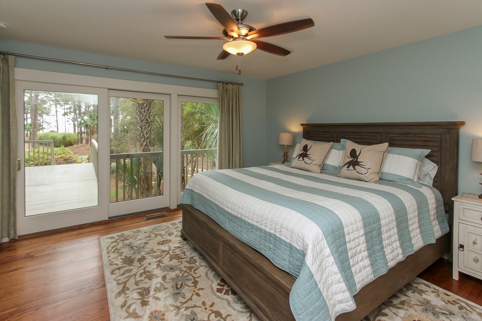 Идея дизайна: хозяйская спальня среднего размера в морском стиле с синими стенами и паркетным полом среднего тона