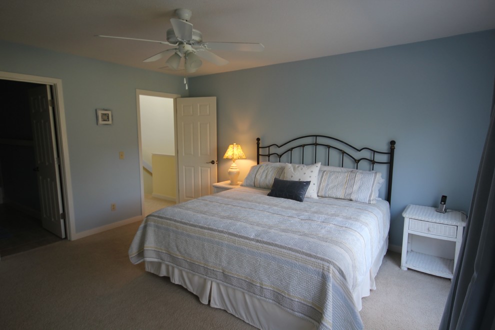 Ejemplo de habitación de invitados costera de tamaño medio sin chimenea con paredes azules, moqueta y suelo azul